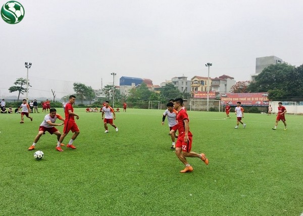 Sân Bóng Đầm Hồng là một trong những sân bóng đá phổ biến tại khu vực Thanh Xuân, Hà Nội