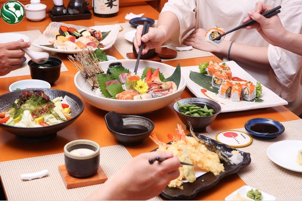 Sushi Tokyo phục vụ các món sushi tươi ngon, sashimi, cơm cuộn Nhật Bản cùng nhiều món ăn khác.