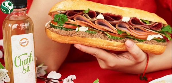 Bánh mì Minh Nhật nổi tiếng với các loại bánh mì pate, bánh mì gà, bánh mì chả cá, được chế biến từ nguyên liệu tươi ngon và có hương vị đặc biệt