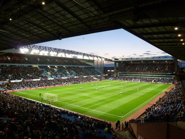 Holte End, khán đài mang tính biểu tượng tại Sân vận động Villa Park, là trái tim sôi động và linh hồn của ngôi nhà chung Aston Villa