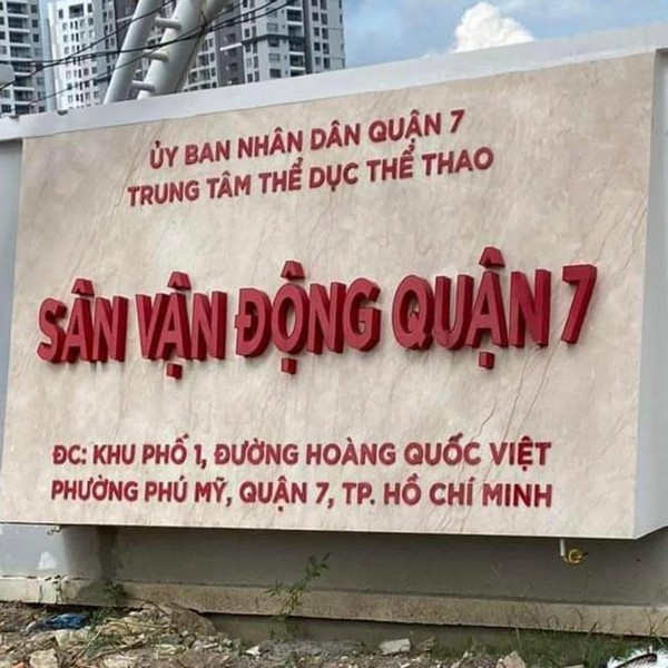 Sân có sức chứa khoảng 20.000 khán giả, được trang bị đầy đủ cơ sở vật chất như hệ thống ánh sáng, âm thanh và phòng thay đồ đạt chuẩn quốc tế